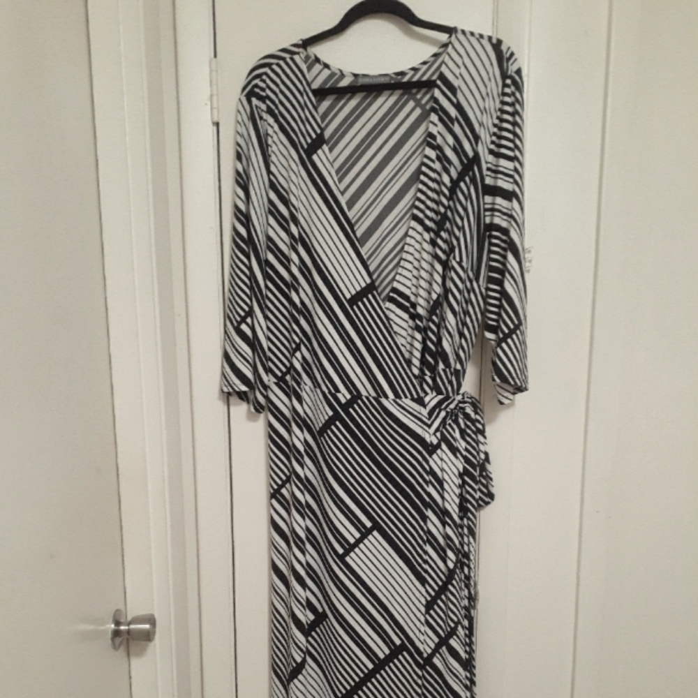 Striking maxi wrap dress in black-and-white geometric print. Rayon, Size 30